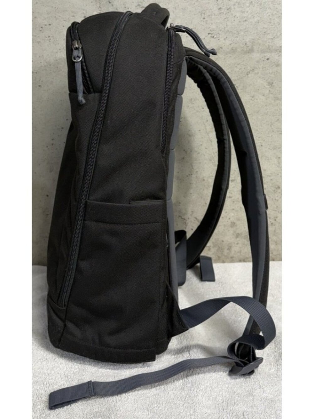 YETI Crossroads 23 Backpack Black 23L Laptop Travel Carry-On Hiking Bag - Picture 3 of 10